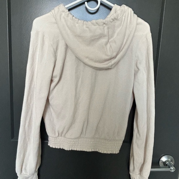 Cyclebar open v scrunch cream colored cropped hooded sweatshirt size medium - Picture 2 of 3